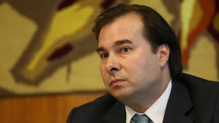 Flexibilização do porte de arma é 'barbárie', diz Rodrigo Maia