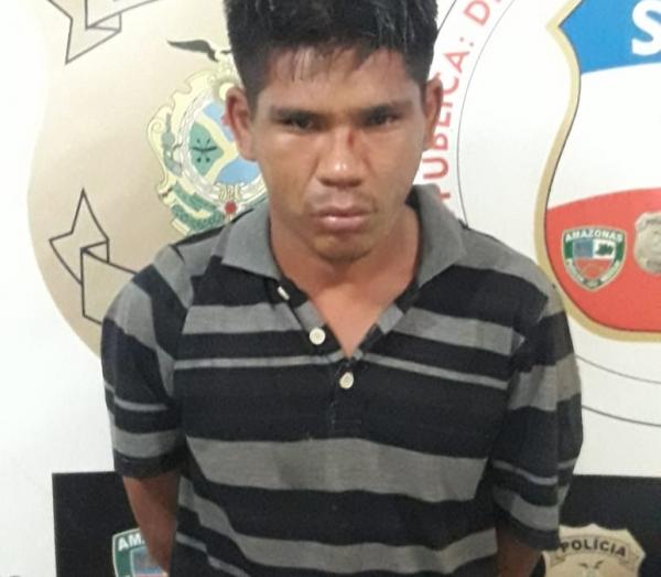 Ao ser flagrado furtando, elemento esfaquea dono de residência, mas acaba contido pela população e preso pela PM