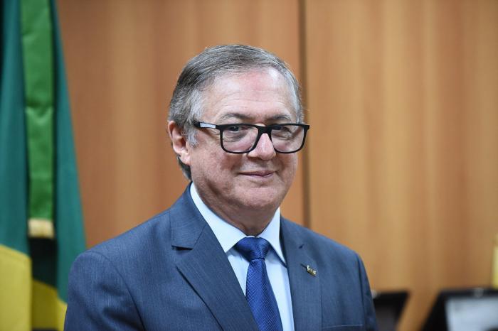 Bolsonaro anuncia demissão de Vélez e diz que Abraham Weintraub será o novo ministro da Educação