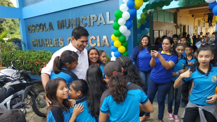 Bi anuncia construção de ginásio poliesportivo na Escola Charles Garcia, em Parintins