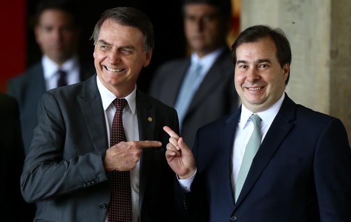 Previdência: Bolsonaro agradece na TV 'empenho' de deputados e 'comprometimento' de Maia