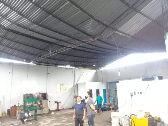 Telhado de oficina é danificado após rasante de helicóptero, em Parintins, denuncia empresário