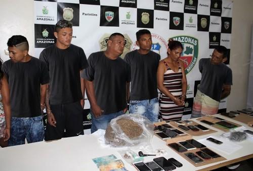 Polícias Civil e Militar prendem seis pessoas e apreendem drogas, dinheiro e motocicleta em Parintins