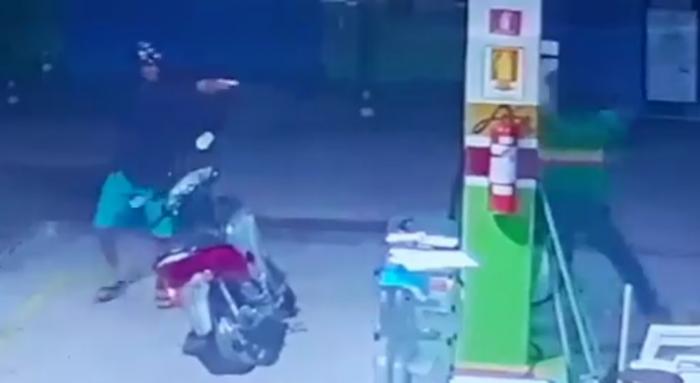 Bandido atira em frentista de posto de gasolina em Parintins. ASSISTA A AÇÃO COVARDE