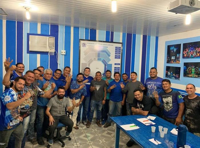 Artistas do Caprichoso reconhecem ajuda de Jender Lobato para finalizar alegorias