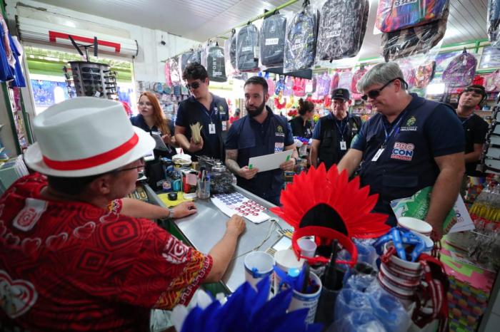 Procon-AM entrega 300 kits de acesso à informação do consumidor aos comerciantes de Parintins