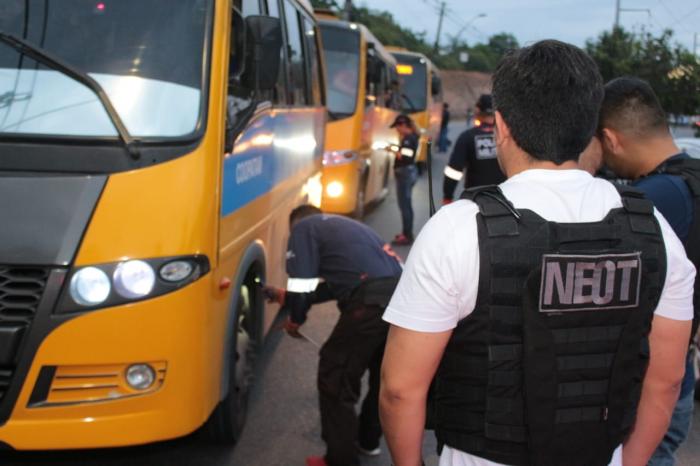 Detran-AM flagra motorista de ônibus alternativo dirigindo alcoolizado em Manaus