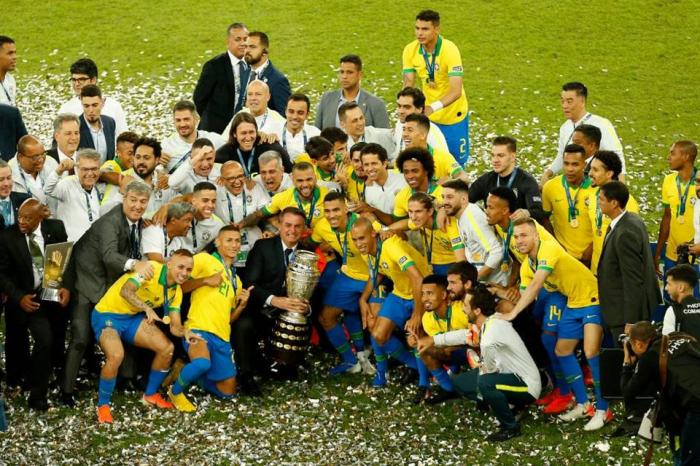 Bolsonaro é vaiado e aplaudido na festa do Brasil na Copa América