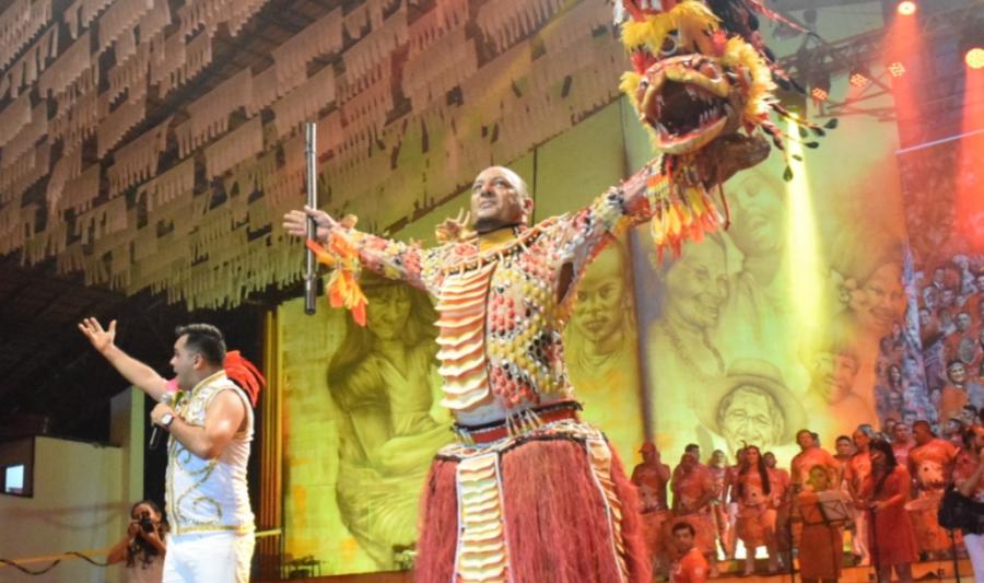 André Nascimento volta a cena bovina como pajé do Boi Corre Campo de Nova Olinda