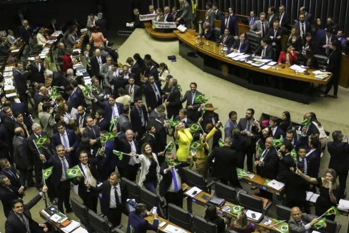 Com 379 votos, reforma da Previdência é aprovada em 1º turno na Câmara
