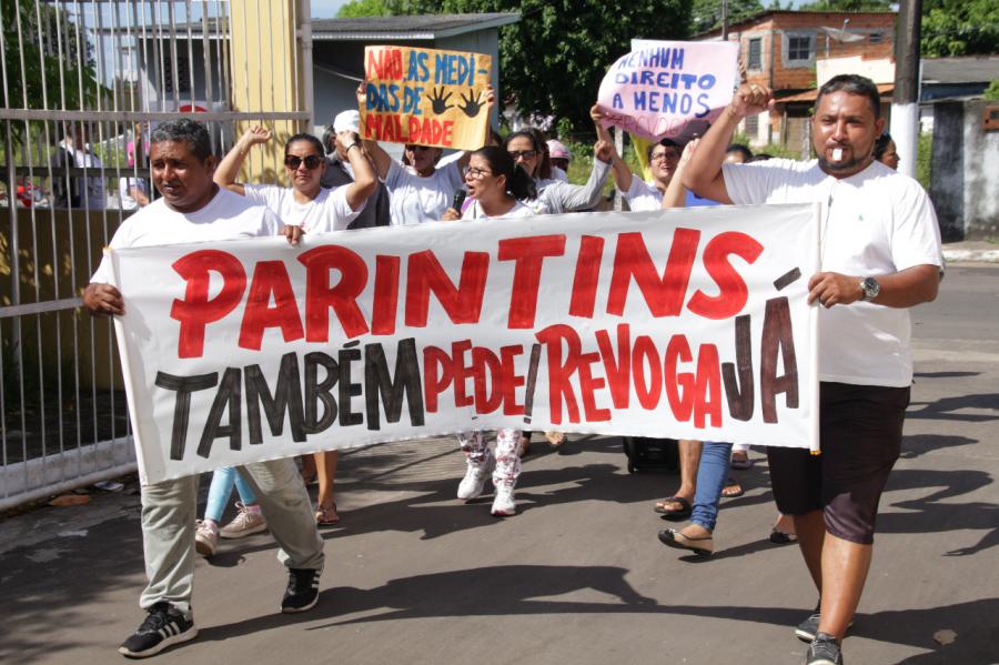 Servidores da saúde de Parintins fazem manifestação contra congelamento de salários anunciado por Wilson Lima   