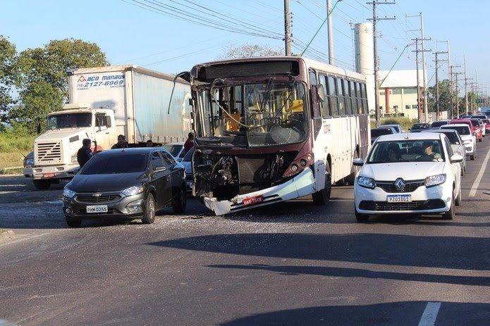 Acidente entre dois ônibus deixa passageiros feridos na Zona Norte de Manaus