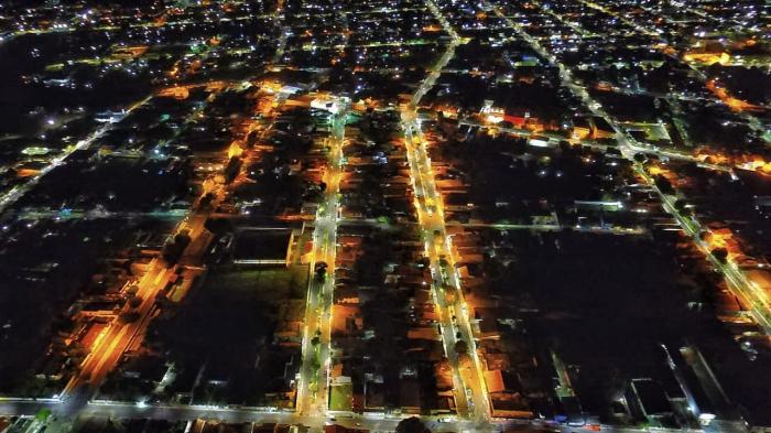 Parintins mais iluminada: instalação de lâmpadas de LED avança na cidade