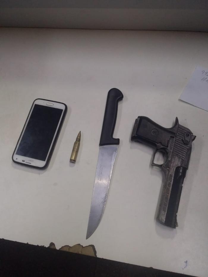 Menor é apreendido em escola com armas para matar colegas e gestor em Parintins