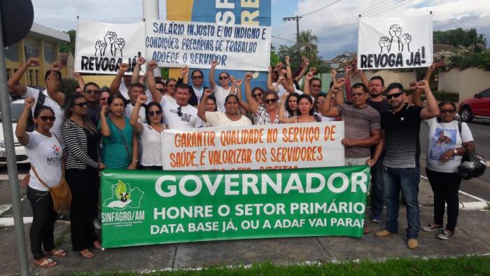 Servidores da saúde fazem nova manifestação contra o governo do estado em Parintins