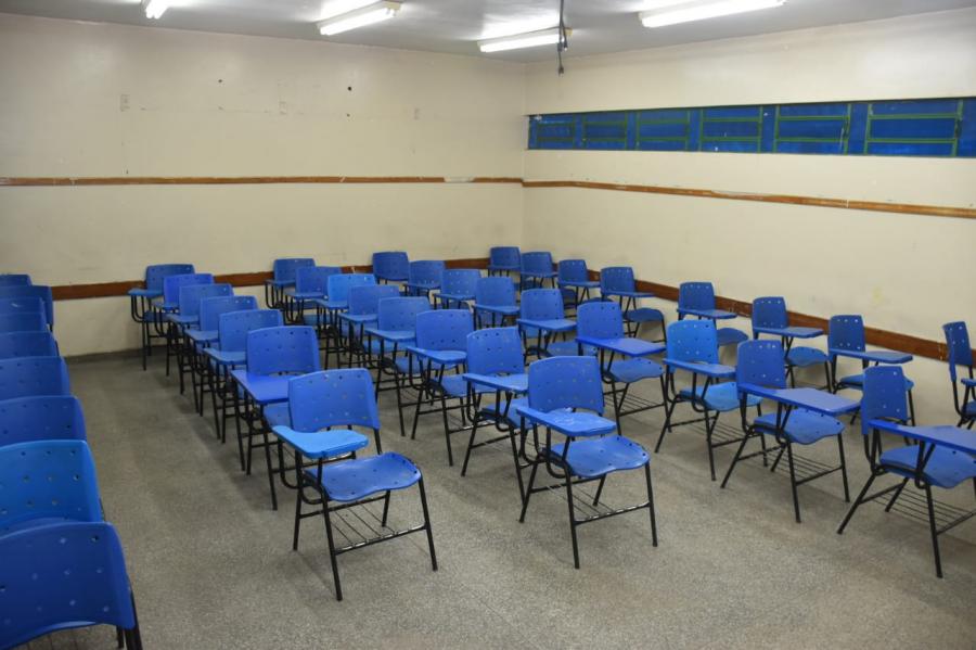 Faltas de professores e alunos são problemas na reposição de aulas perdidas na greve, aos sábados, no Amazonas Faltas de professores e alunos são problemas na reposição de aulas perdidas na greve, aos sábados, no Amazonas