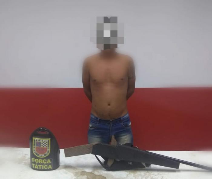 PM  detém acusado de ameaça e posse ilegal de arma de fogo em invasão de Parintins