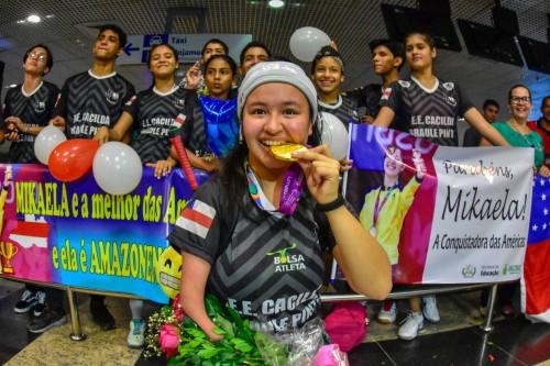Atleta amazonense ouro no Parapan-Americano do Peru é recebida no aeroporto após feito histórico