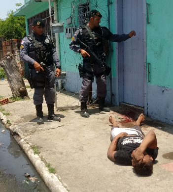 Homem é surrado por populares após agredir esposa, em Parintins