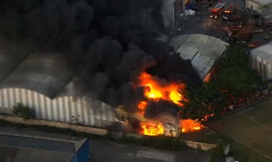 Artista tranquiliza familiares de parintinenses após incêndio em barracão de escolas de samba em SP Artista tranquiliza familiares de parintinenses após incêndio em barracão de escolas de samba em SP