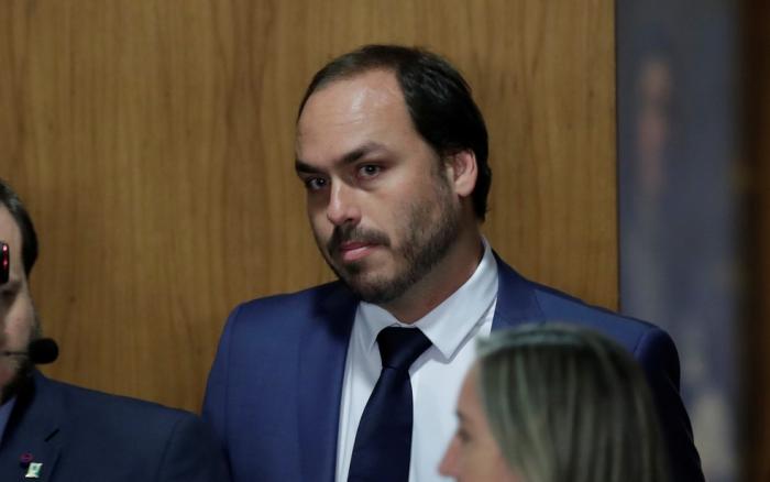Carlos Bolsonaro pede desculpas por publicar mensagem sem autorização em rede social do pai