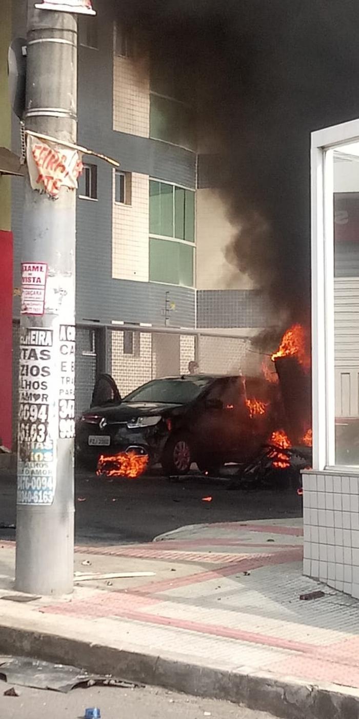 Avião de pequeno porte cai em bairro residencial de BH; mortes confirmadas