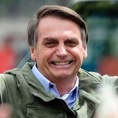 Após queda, Bolsonaro é levado ao Hospital das Forças Armadas e ficará em observação