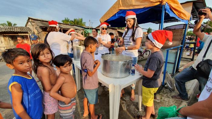 Primeira-dama Mayra Dias promove ação social de Natal em bairros de Parintins 