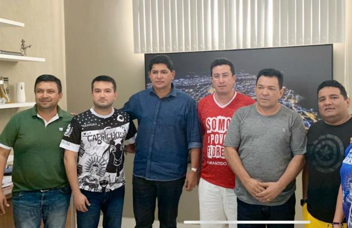 Prefeitura de Parintins, bumbás Garantido e Caprichoso se preparam para receber o corpo de Arlindo Jr nesta terça-feira