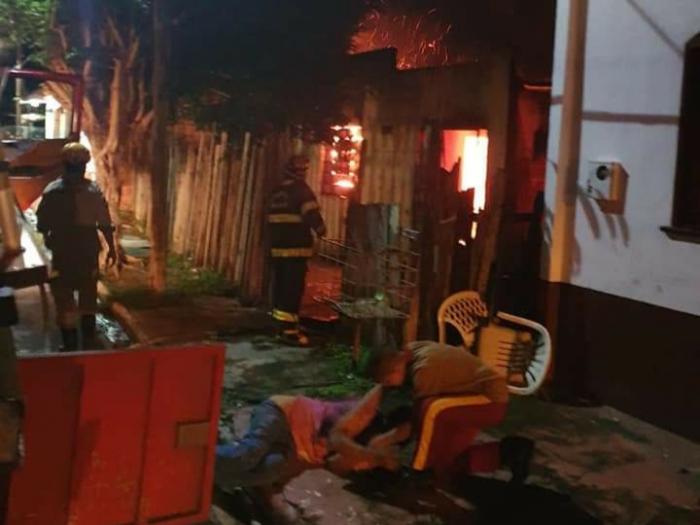 Casa é incendiada criminosamente em Parintins e PM atende ocorrência