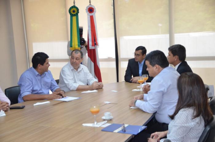 Bi Garcia garante mais de R$ 16 milhões em convênios para Parintins