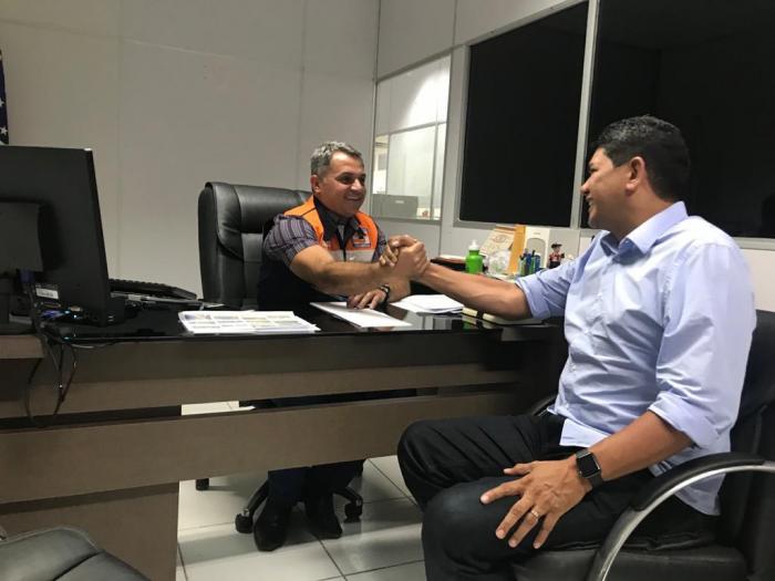 Bi Garcia assina 2 convênios e conquista mais 10 sistemas Salta Z para Parintins