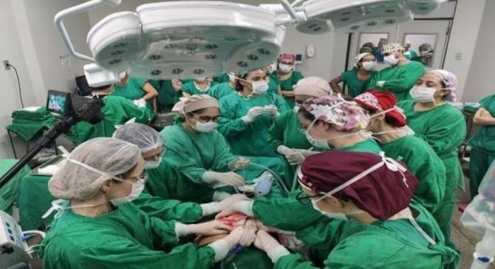 Parto de bebê prematuro e com tumor 'maior que a cabeça dele' mobiliza 50 profissionais