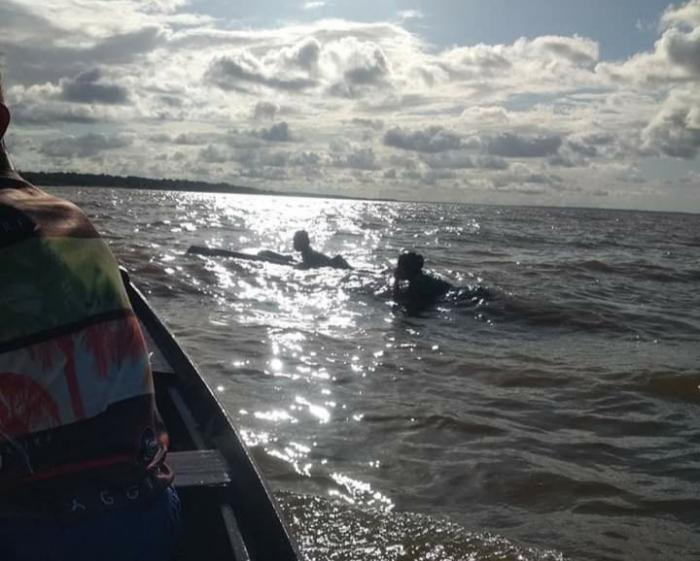 Canoa alaga próximo a Barreirinha-AM com mulher e criança  