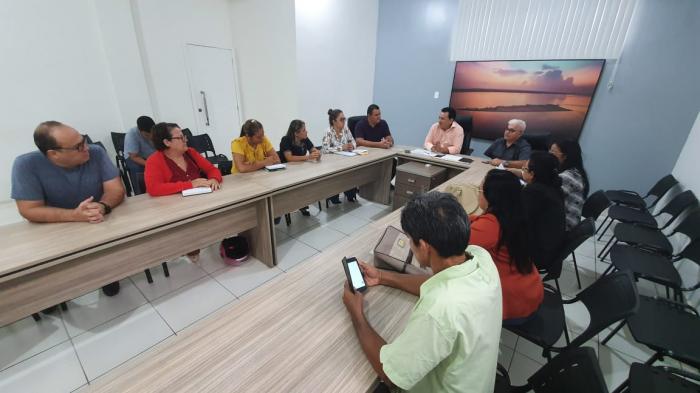 Prefeitura de Parintins pagará abono e fará reajuste no piso salarial de professores Prefeitura de Parintins pagará abono e fará reajuste no piso salarial de professores