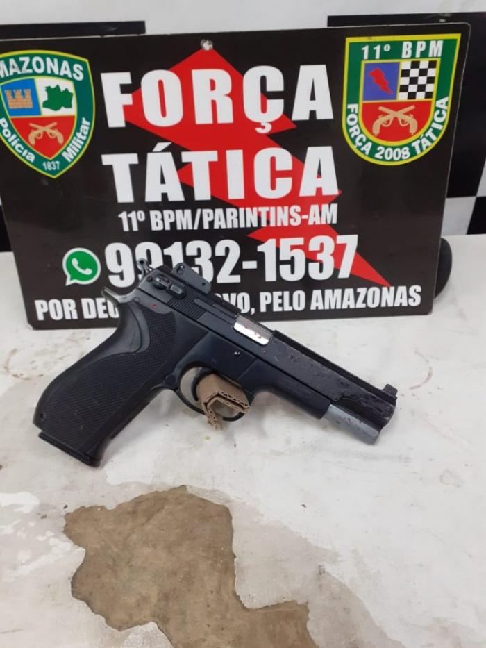 Sujeito pega tiro na perna após ameaçar guarnição da PM com arma Sujeito pega tiro na perna após ameaçar guarnição da PM com arma