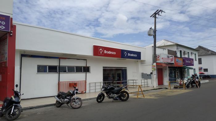 Clientes do Bradesco de Parintins encontram fezes dentro da agência 