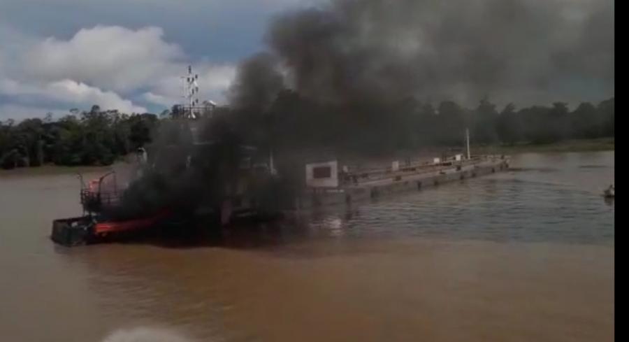 EXCLUSIVO: Empurrador pega fogo e tripulante se joga no Rio Amazonas em ato de desespero EXCLUSIVO: Empurrador pega fogo e tripulante se joga no Rio Amazonas em ato de desespero