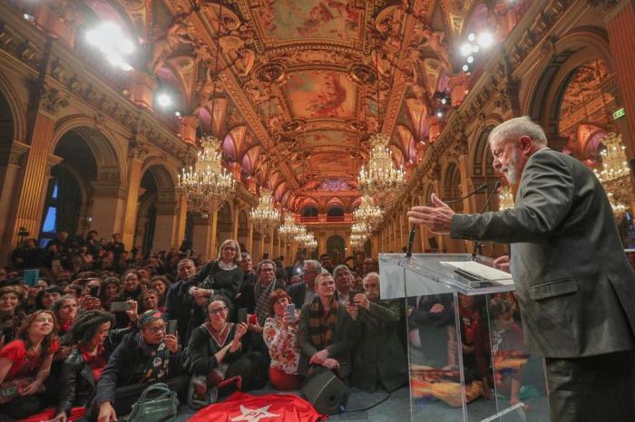 Lula recebe título de cidadão honorário e critica governo do Brasil