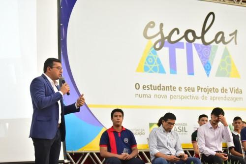 Wilson Lima lança programa Escola Ativa, que vai capacitar mais de mil professores na capital e interior do Amazonas