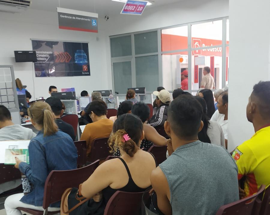 Após denúncia, Bradesco muda forma de atendimento para evitar aglomerações, em Parintins