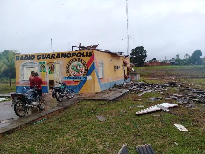 ASSISTA: Rádio Guaranópolis de Maués-AM é destelhada durante temporal