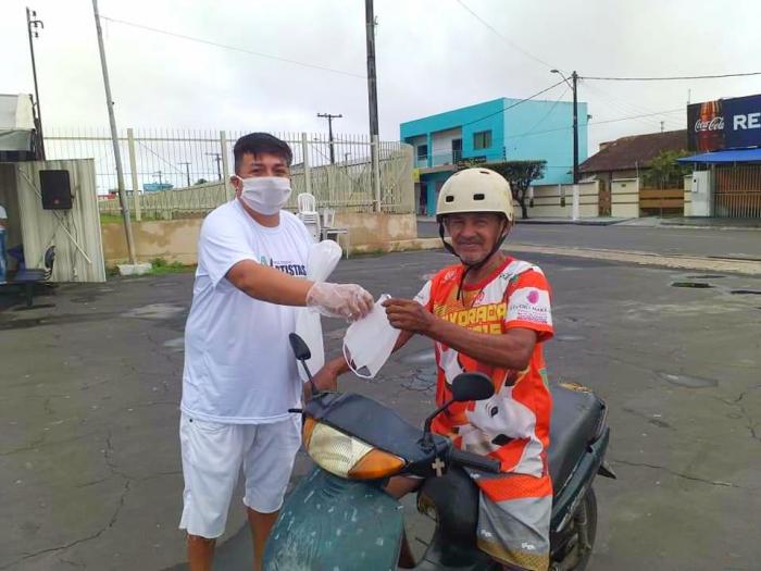 Em gesto nobre, artistas de Parintins distribuem máscaras para a população