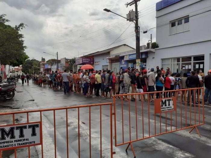 Prefeitura exige organização de filas nos bancos e rigor no toque de recolher