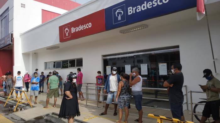 Bradesco promove aglomeração fechando caixas expressos e ainda mente em comunicado em Parintins-Am