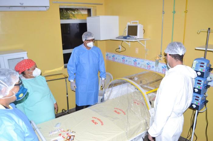 Prefeito de Parintins inaugura ala em hospital referência para Coronavirus