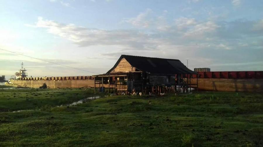 SUSTO: Comboio de balsas por pouco não bate em casa na beira do rio Amazonas