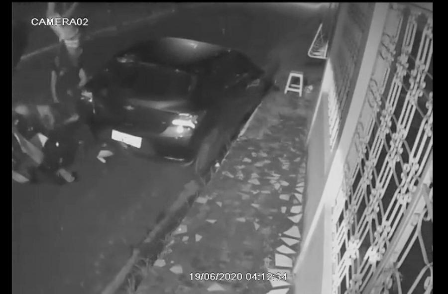 VÍDEO: Em Parintins-Am, jovens saem pra comprar cerveja e colidem com carro parado