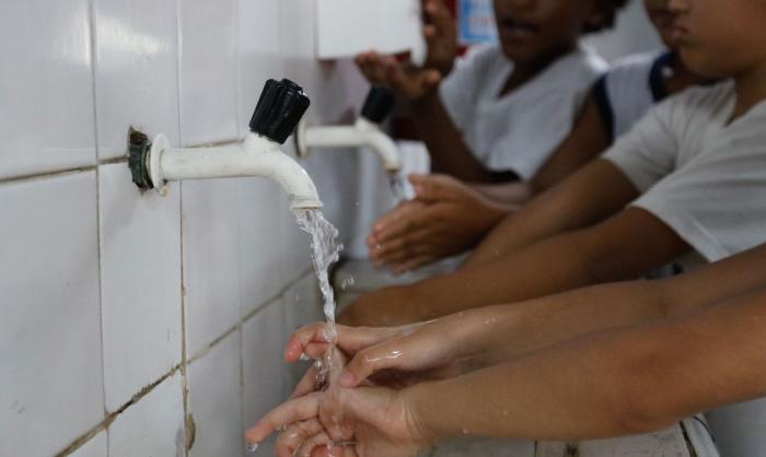 Estudo afirma que quase metade das escolas brasileiras não tem todos os itens de saneamento básico