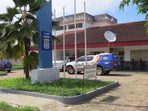 Polícia Civil prende mulher envolvida em roubo de cerca de R$ 5 mil, em Parintins-Am Polícia Civil prende mulher envolvida em roubo de cerca de R$ 5 mil, em Parintins-Am